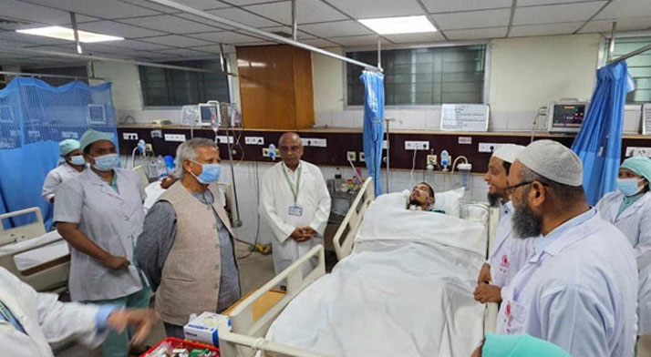 আহতদের দেখতে নিউরোসায়েন্স হাসপাতালে ড. ইউনূস